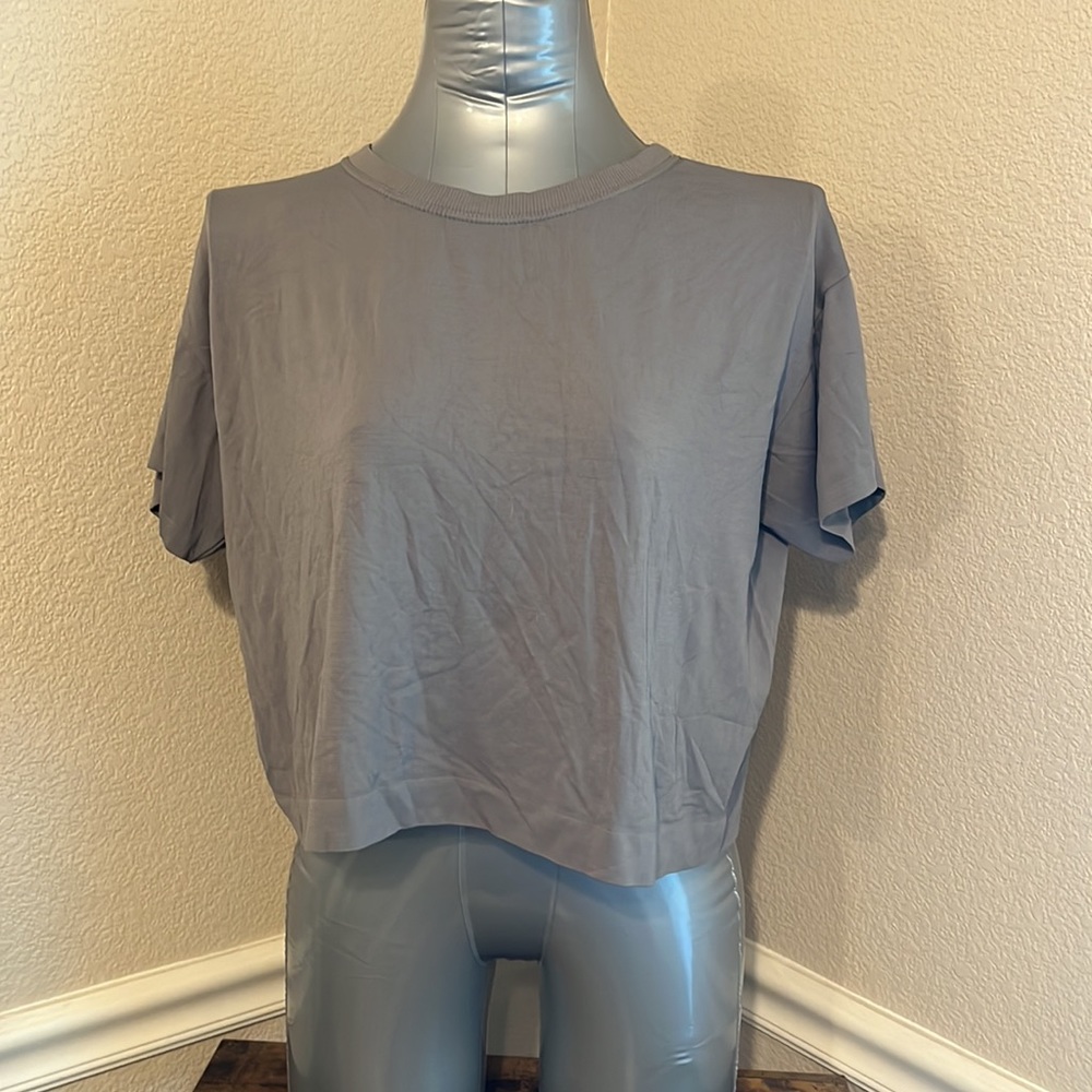 LARGE GREY CROPPED TOP